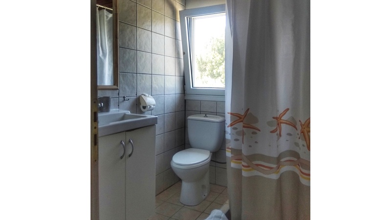 grivas-apartment6bathroom